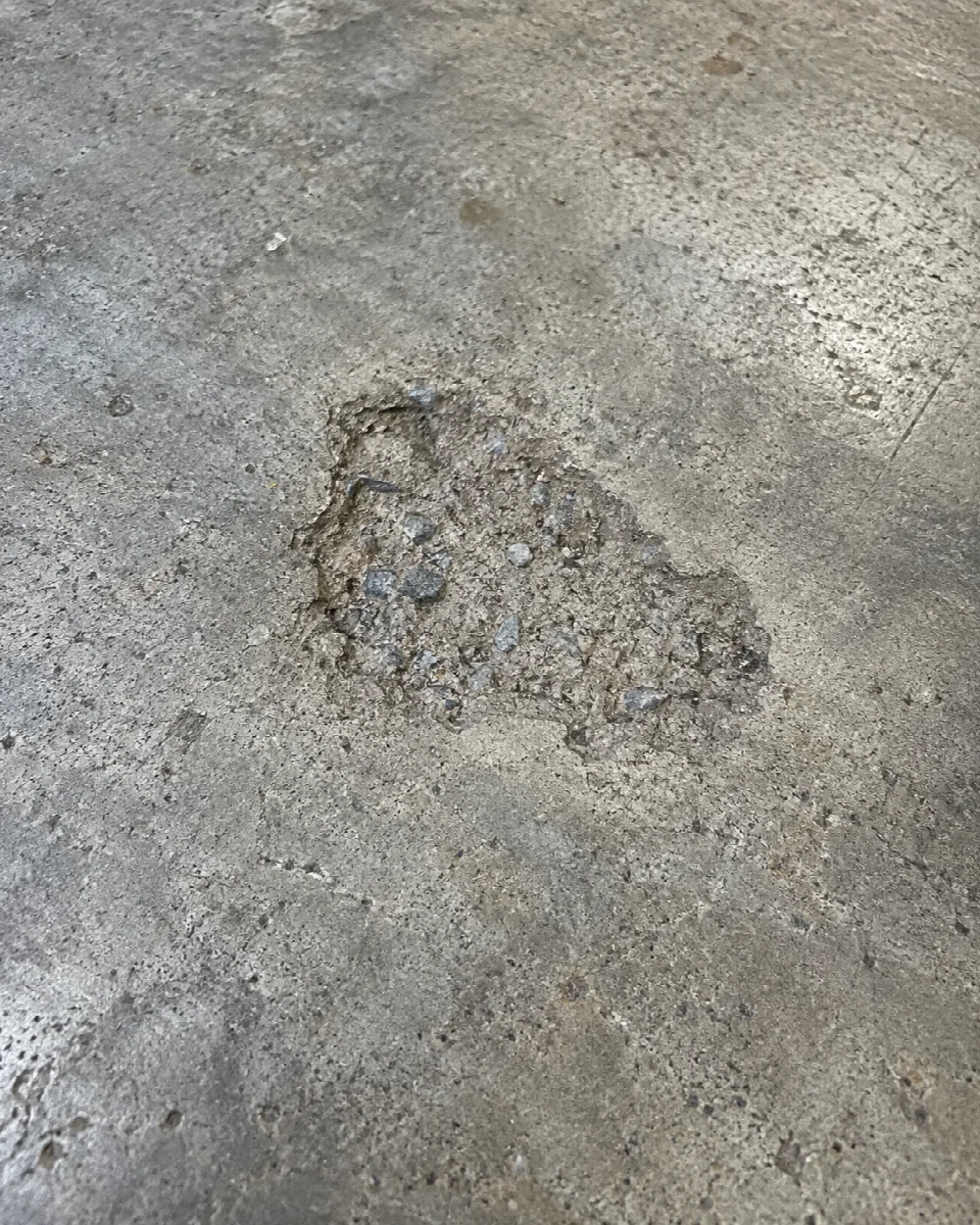 Bacheo de un piso de hormigón — Antes