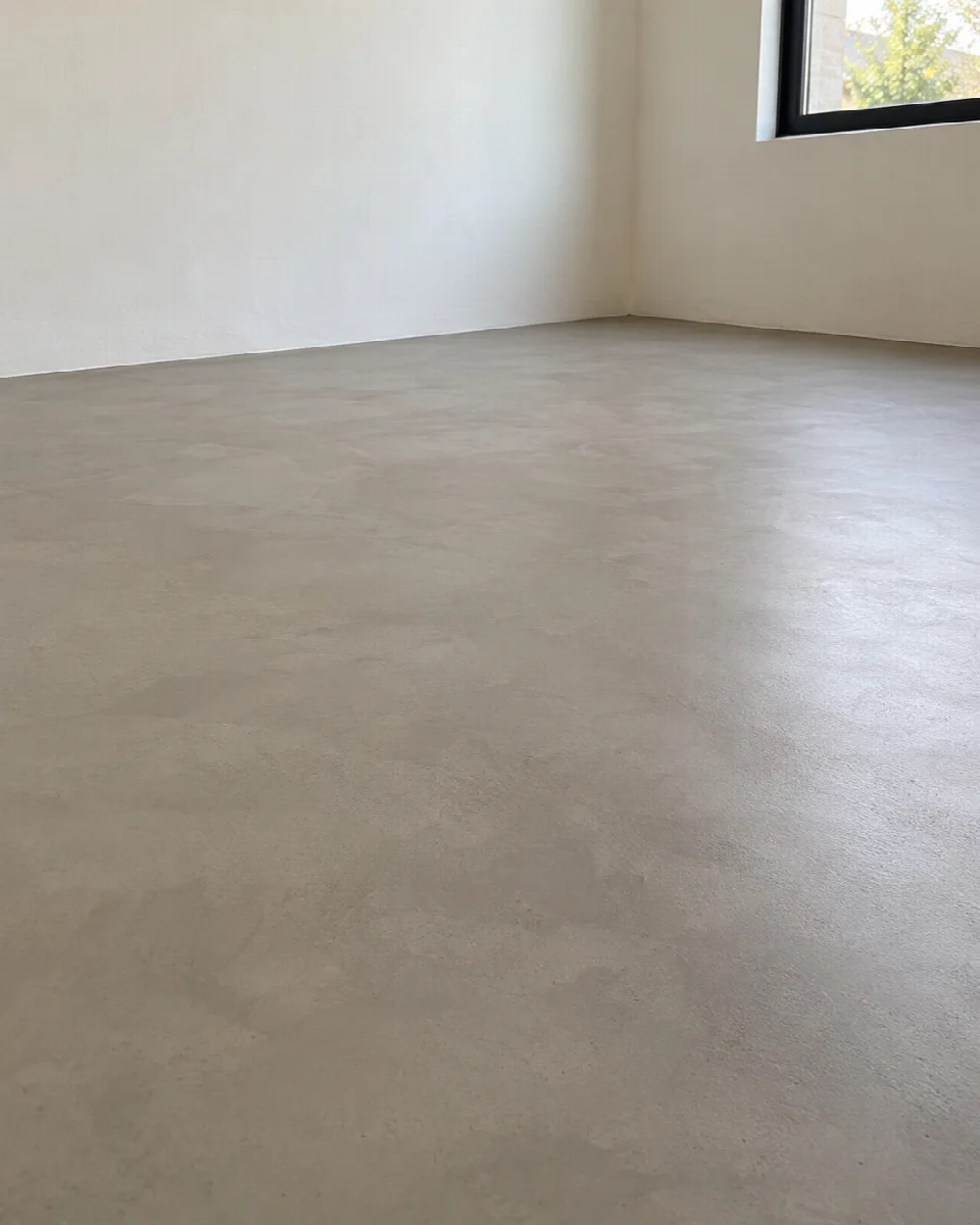Terminación de un piso de microcemento — Antes