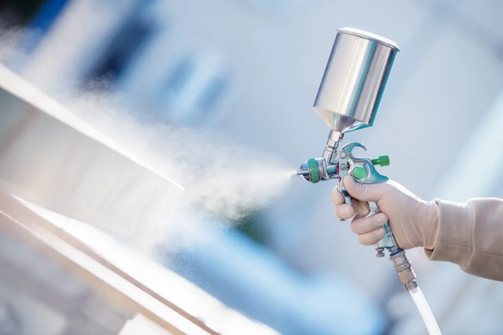 Aplicación con pistola de pintura; fotografía de referencia